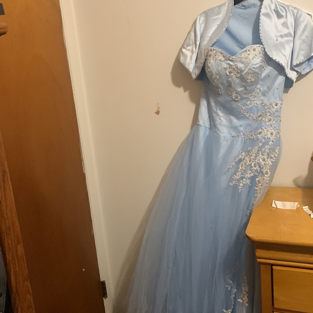 I am selling a ball gown dress for prom